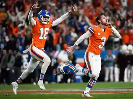 Kicker Wil Lutz (r) erzielte für die Denver Broncos das entscheidende Field Goal in der Overtime. - Foto: Geneva Heffernan/AP/dpa