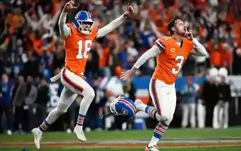 Kicker Wil Lutz (r) erzielte für die Denver Broncos das entscheidende Field Goal in der Overtime. - Foto: Geneva Heffernan/AP/dpa
