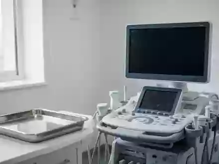 Ein klinischer Untersuchungsraum in einem modernen Krankenhaus mit ausgeschaltetem Ultraschallgerät und medizinischem Zubehör. - Foto: über boerse-global.de