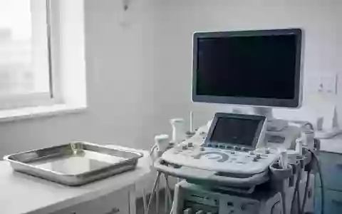 Ein klinischer Untersuchungsraum in einem modernen Krankenhaus mit ausgeschaltetem Ultraschallgerät und medizinischem Zubehör. - Foto: über boerse-global.de