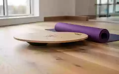 Ein minimalistisch eingerichteter Physiotherapieraum mit einer Balance-Platte und einer Yogamatte auf einem Holzboden. - Foto: über boerse-global.de