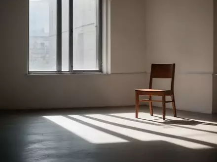 Ein minimalistischer, sonnendurchfluteter Raum mit einem leeren Holzstuhl und weichen Schatten auf dem Boden. - Foto: über boerse-global.de