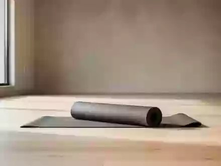 Eine leere, helle Trainingsmatte auf einem Holzboden in einem minimalistischen, sonnendurchfluteten Raum. - Foto: über boerse-global.de
