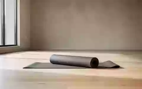 Eine leere, helle Trainingsmatte auf einem Holzboden in einem minimalistischen, sonnendurchfluteten Raum. - Foto: über boerse-global.de