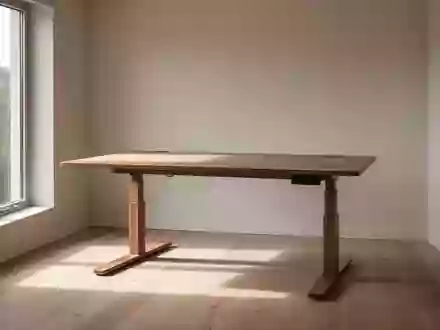Ein minimalistisch gestalteter, heller Arbeitsplatz mit einem höhenverstellbaren Schreibtisch in einer ruhigen Büroumgebung. - Foto: über boerse-global.de