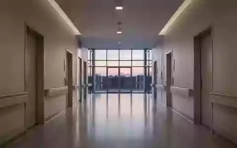 Ein leerer, modern gestalteter Krankenhausflur mit natürlichem Lichteinfall und einer ruhigen, professionellen Atmosphäre. - Foto: über boerse-global.de