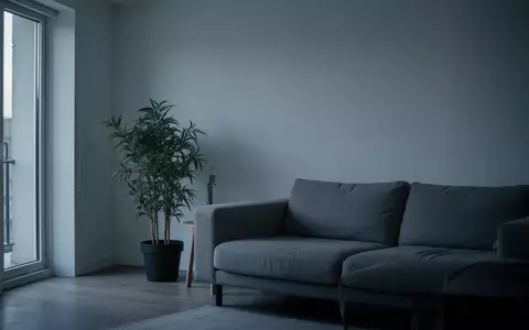 Symbolbild: helles, minimalistisch eingerichtetes Wohnzimmer - Foto: über boerse-global.de