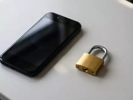 Symbolbild: Smartphone und Vorhängeschloss - Foto: über boerse-global.de
