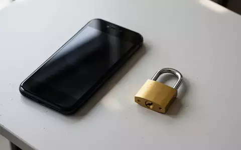 Symbolbild: Smartphone und Vorhängeschloss - Foto: über boerse-global.de