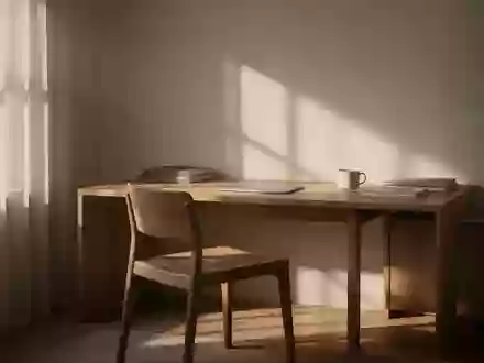 Ein minimalistischer, aufgeräumter Schreibtisch in einem ruhigen Raum bei natürlichem Nachmittagslicht. - Foto: über boerse-global.de