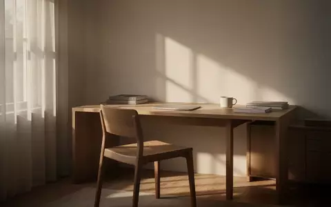 Ein minimalistischer, aufgeräumter Schreibtisch in einem ruhigen Raum bei natürlichem Nachmittagslicht. - Foto: über boerse-global.de