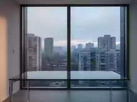 Ein minimalistischer, moderner Arbeitsbereich mit einem leeren Schreibtisch vor einem großen Fenster mit Blick auf eine Skyline. - Foto: über boerse-global.de