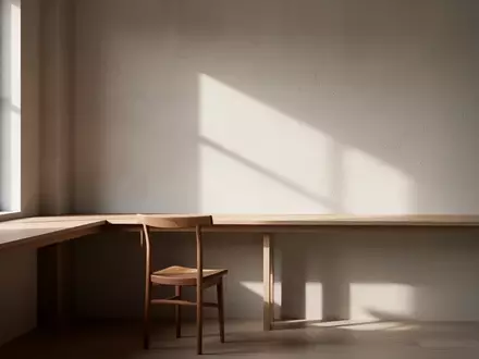 Ein minimalistischer, lichtdurchfluteter Raum mit einem leeren Schreibtisch und weichem Schattenwurf. - Foto: über boerse-global.de
