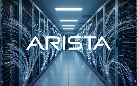 Abstraktes Bild eines modernen Rechenzentrums mit leuchtenden Glasfaserkabeln und Server-Racks für Cloud-Infrastruktur. - Foto: über boerse-global.de