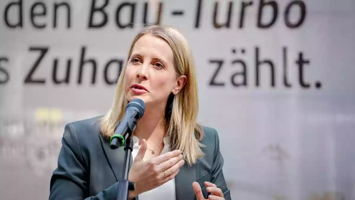 Bauministerin Hubertz will den Wohnungsbau beschleunigen. (Archivbild) - Bild: Kay Nietfeld/dpa