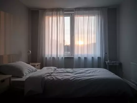 Ein ruhiges, in sanftes Morgenlicht getauchtes Schlafzimmer mit minimalistischer Einrichtung ohne Personen. - Foto: über boerse-global.de