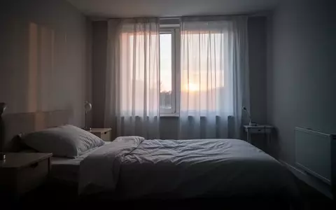 Ein ruhiges, in sanftes Morgenlicht getauchtes Schlafzimmer mit minimalistischer Einrichtung ohne Personen. - Foto: ĂĽber boerse-global.de
