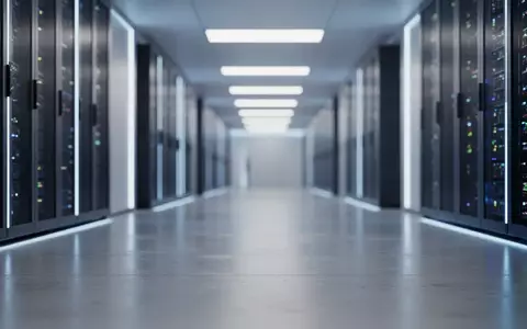 Modernes, minimalistisches Design eines Rechenzentrums mit blauer Beleuchtung und verschwommenen Server-Racks im Hintergrund. - Foto: über boerse-global.de