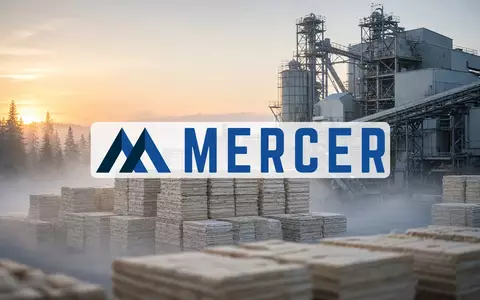 Industrielle Holzverarbeitung in einer modernen Anlage bei Sonnenaufgang mit Fokus auf Nachhaltigkeit und Produktion. - Foto: über boerse-global.de