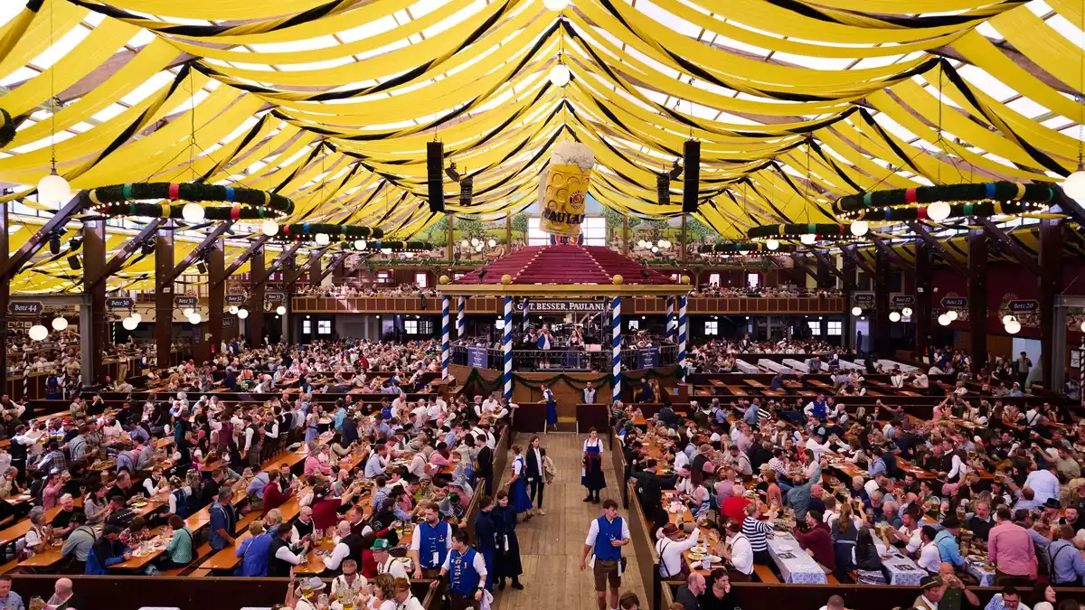 Das Paulaner-Festzelt ist das eine der beiden Zelte, um die es vor Gericht ging. (Archivbild)  - Bild: Sven Hoppe/dpa