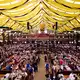 Das Paulaner-Festzelt ist das eine der beiden Zelte, um die es vor Gericht ging. (Archivbild)  - Bild: Sven Hoppe/dpa