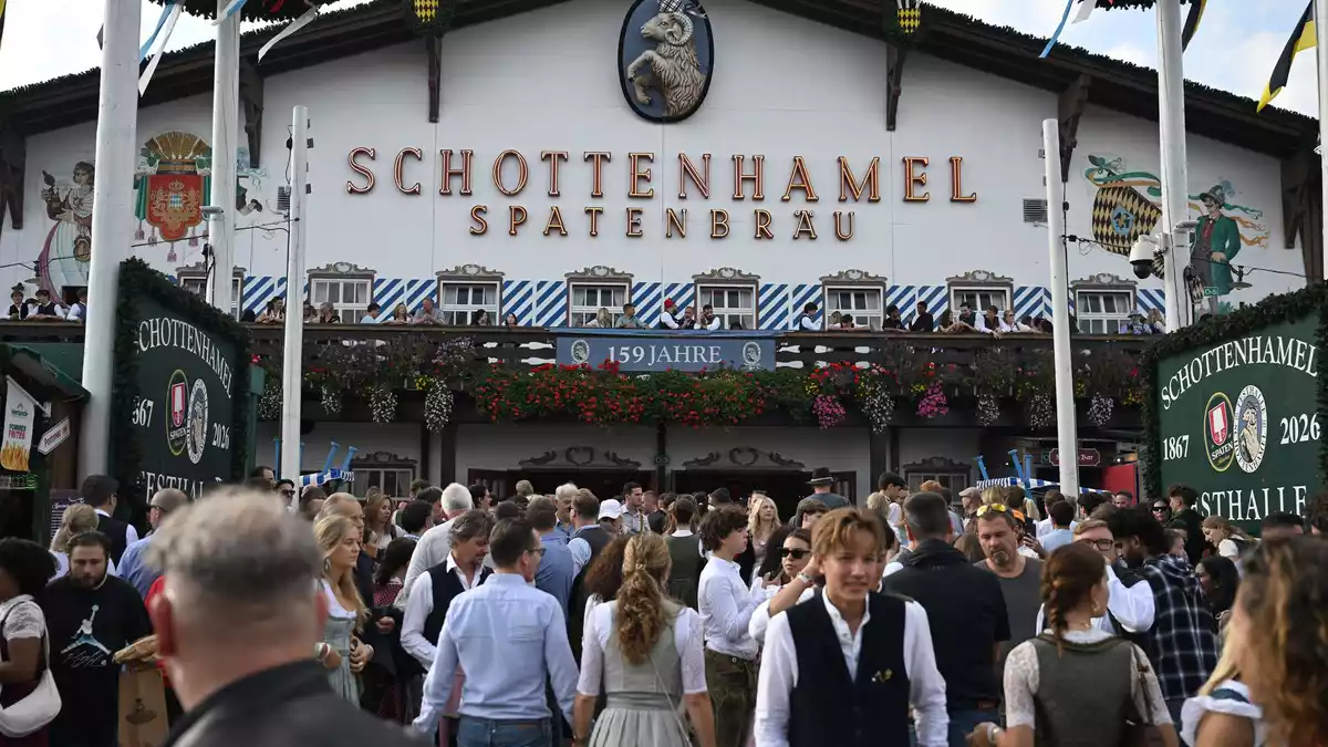 Auch um die Schottenhamel-Festhalle, in der traditionell das erste Fass angestochen wird, wurde gestritten. (Archivbild) - Bild: Felix Hörhager/dpa