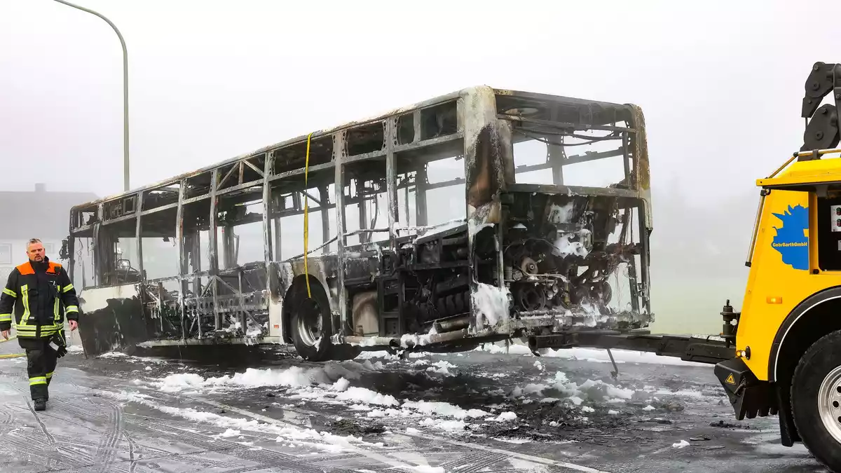 Der Bus brannte komplett aus.  - Bild: Daniel Löb/dpa