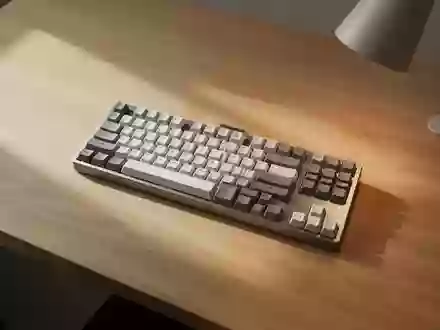 Eine minimalistische, unbeschriftete mechanische Tastatur auf einem hölzernen Schreibtisch bei natürlichem Licht. - Foto: über boerse-global.de