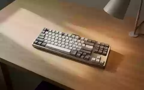 Eine minimalistische, unbeschriftete mechanische Tastatur auf einem hölzernen Schreibtisch bei natürlichem Licht. - Foto: über boerse-global.de
