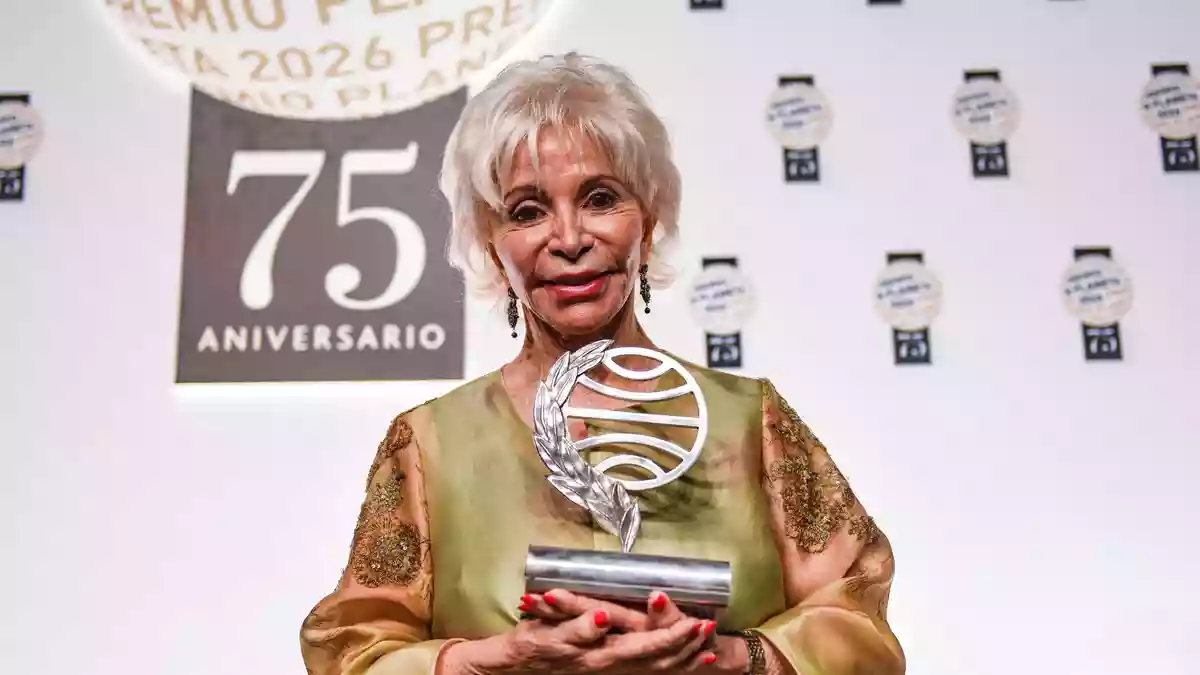 Die chilenische Bestsellerautorin Isabel Allende hält den mit einer Million Euro dotierten 75. Planata-Preis bei einer Gala in Barcelona.  - Bild: Alberto Paredes/EUROPA PRESS/dpa