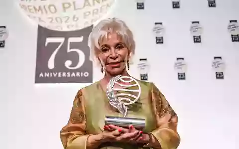 Die chilenische Bestsellerautorin Isabel Allende hält den mit einer Million Euro dotierten 75. Planata-Preis bei einer Gala in Barcelona.  - Foto: Alberto Paredes/EUROPA PRESS/dpa