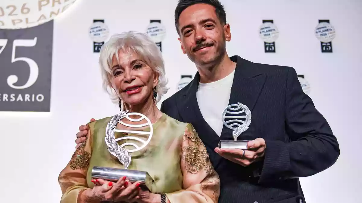 Die chilenische Bestsellerautorin Allende («Das Geisterhaus») und der Maga-Autor Sergio Hernández bei der Preisverleihung der 75. Planeta-Preise in Barcelona. - Bild: Alberto Paredes/EUROPA PRESS/dpa