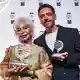 Die chilenische Bestsellerautorin Allende («Das Geisterhaus») und der Maga-Autor Sergio Hernández bei der Preisverleihung der 75. Planeta-Preise in Barcelona. - Bild: Alberto Paredes/EUROPA PRESS/dpa