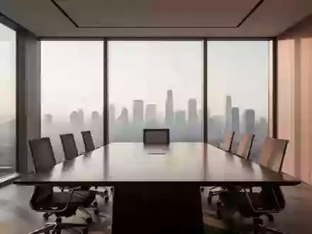 Ein minimalistischer, moderner Konferenzraum mit einem polierten Holztisch und natürlichem Tageslicht. - Foto: über boerse-global.de