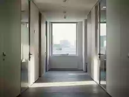 Ein heller, minimalistischer Büroflur bei Tageslicht ohne Personen. - Foto: über boerse-global.de