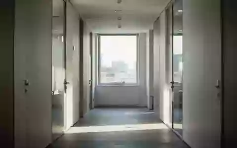 Ein heller, minimalistischer Büroflur bei Tageslicht ohne Personen. - Foto: über boerse-global.de