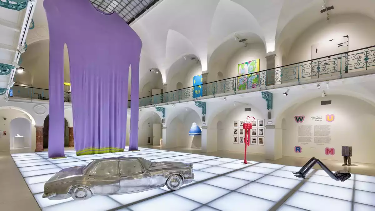 Ein elf Meter langer Pullover, ein Sofa aus einem zerbeulten Mercedes oder eine riesige eingelegte Gurke / Erwin Wurm erobert mit seinen absurden Werken das Museum der schönen Künste Liberec - Bild: presseportal.de