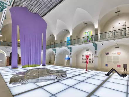 Ein elf Meter langer Pullover, ein Sofa aus einem zerbeulten Mercedes oder eine riesige eingelegte Gurke / Erwin Wurm erobert mit seinen absurden Werken das Museum der schönen Künste Liberec - Foto: presseportal.de
