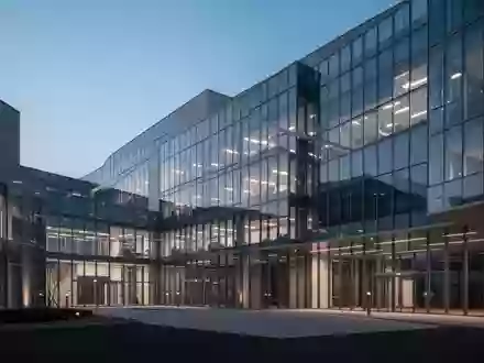 Moderne Büroarchitektur aus Glas und Stahl in der Abenddämmerung als Symbol für technologische Infrastruktur. - Foto: über boerse-global.de
