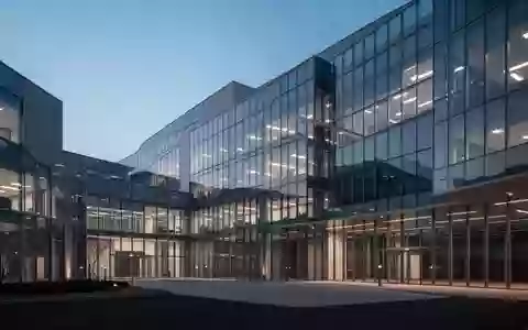 Moderne Büroarchitektur aus Glas und Stahl in der Abenddämmerung als Symbol für technologische Infrastruktur. - Foto: über boerse-global.de