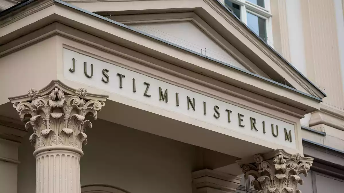 Das Eingangsportal des nordrhein-westfälischen Justizministeriums in Düsseldorf. (Archivbild)  - Bild: Marius Becker/dpa