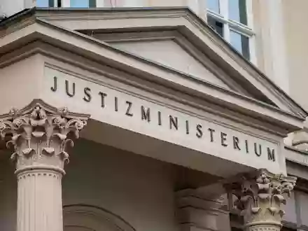 Das Eingangsportal des nordrhein-westfälischen Justizministeriums in Düsseldorf. (Archivbild)  - Foto: Marius Becker/dpa