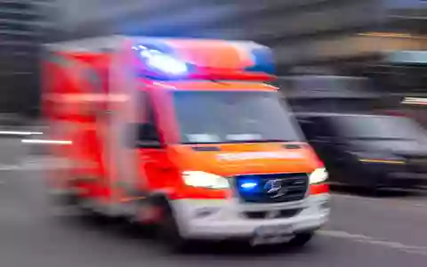 Mindestens drei Grundschulkinder müssen ins Krankenhaus gebracht werden. (Archivbild)   - Foto: Monika Skolimowska/dpa