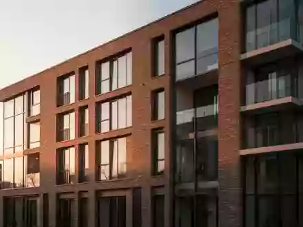 Moderne Fassade eines Wohngebäudes bei Sonnenuntergang als Symbol für den Immobilienmarkt. - Foto: über boerse-global.de