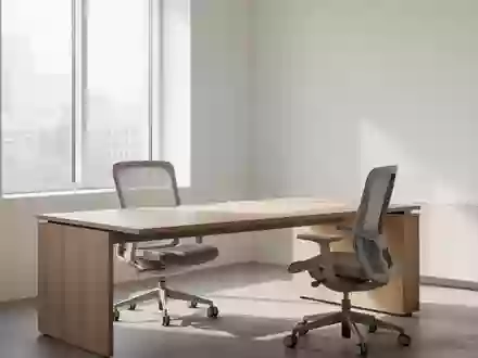 Ein heller, minimalistischer Arbeitsplatz mit einem leeren Schreibtisch und ergonomischem Stuhl in einer ruhigen Umgebung. - Foto: über boerse-global.de