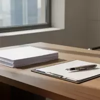 Ein aufgeräumter Schreibtisch in einem modernen Büro mit Papierunterlagen und einem Füllfederhalter bei natürlichem Licht. - Foto: über boerse-global.de