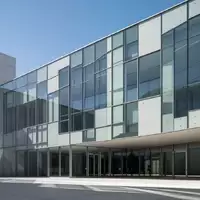 Moderne Glas- und Betonfassade eines europäischen Regierungsgebäudes bei klarem Himmel. - Foto: über boerse-global.de
