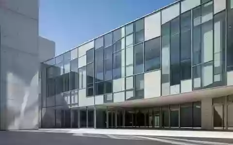 Moderne Glas- und Betonfassade eines europäischen Regierungsgebäudes bei klarem Himmel. - Foto: über boerse-global.de