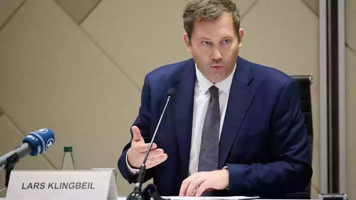 Bundesfinanzminister Lars Klingbeil (SPD) will Deutschland im Rennen um EZB-Spitzenposten positionieren (Archivbild) - Bild: Soeren Stache/dpa