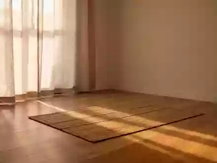 Ein minimalistischer, ruhiger Raum mit natürlichem Licht, der eine entspannte und harmonische Atmosphäre ausstrahlt. - Foto: über boerse-global.de